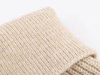 Pull asymétrique à col roulé et manches longues pour femme, style hiver, avec surpiqûres duveteuses et coupe ample.