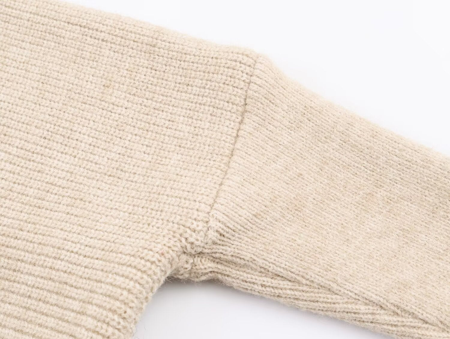 Pull asymétrique à col roulé et manches longues pour femme, style hiver, avec surpiqûres duveteuses et coupe ample.