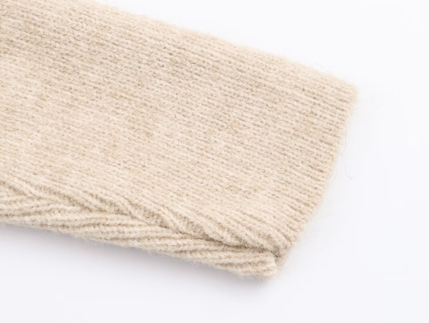 Pull asymétrique à col roulé et manches longues pour femme, style hiver, avec surpiqûres duveteuses et coupe ample.