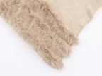 Pull asymétrique à col roulé et manches longues pour femme, style hiver, avec surpiqûres duveteuses et coupe ample.