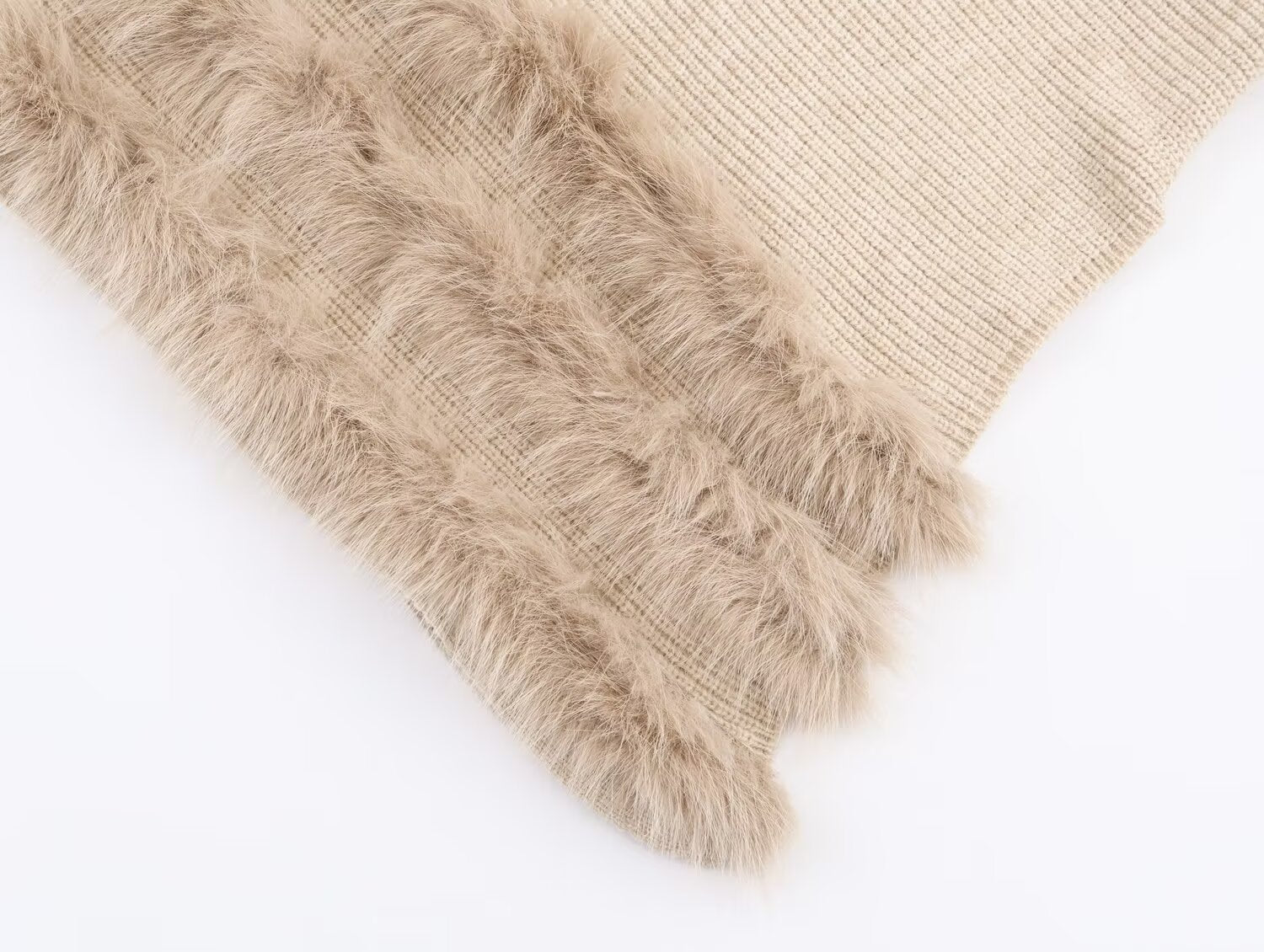 Pull asymétrique à col roulé et manches longues pour femme, style hiver, avec surpiqûres duveteuses et coupe ample.