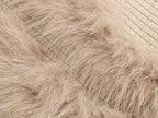 Pull asymétrique à col roulé et manches longues pour femme, style hiver, avec surpiqûres duveteuses et coupe ample.