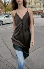 Robe midi élégante en satin à bretelles et décolleté asymétrique en V