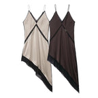 Robe midi élégante en satin à bretelles et décolleté asymétrique en V