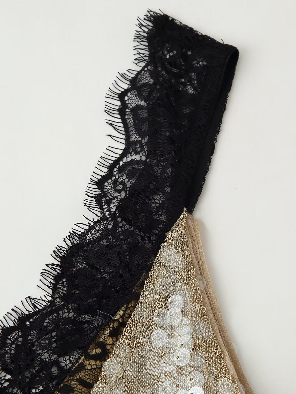 Robe en dentelle ornée de perles pour femme
