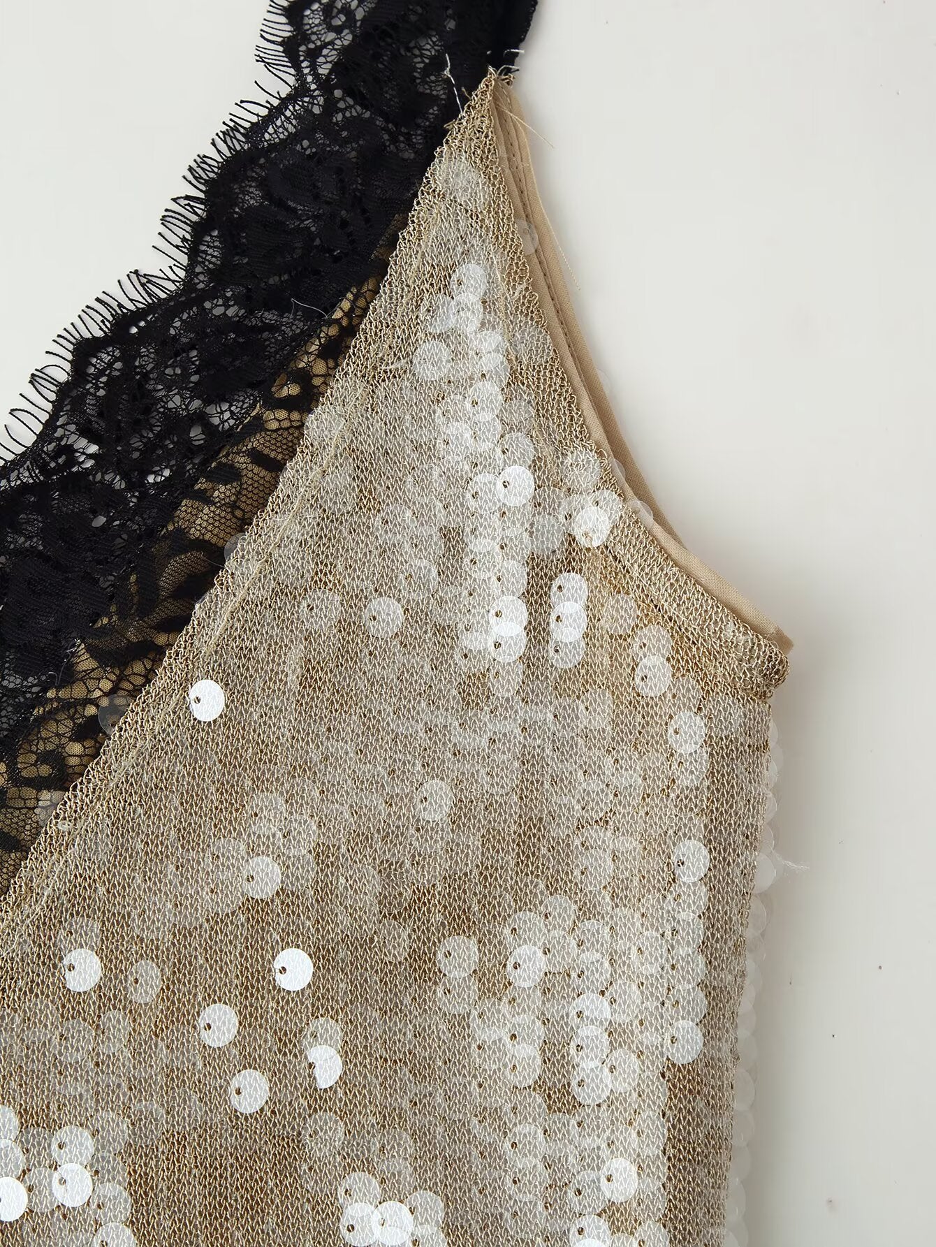 Robe en dentelle ornée de perles pour femme