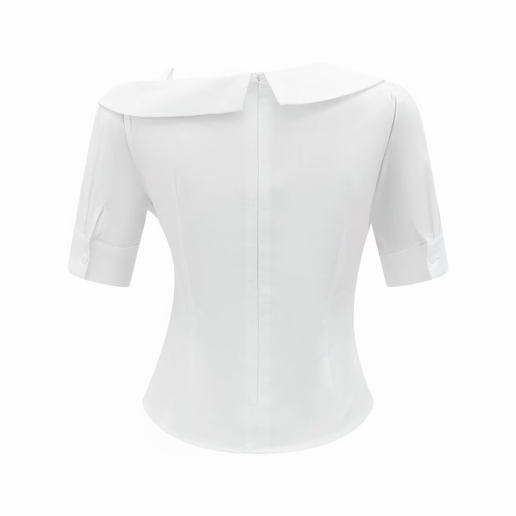 Camisa blanca de manga corta de verano con diseño plisado y corte entallado.