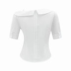 Camisa blanca de manga corta de verano con diseño plisado y corte entallado.