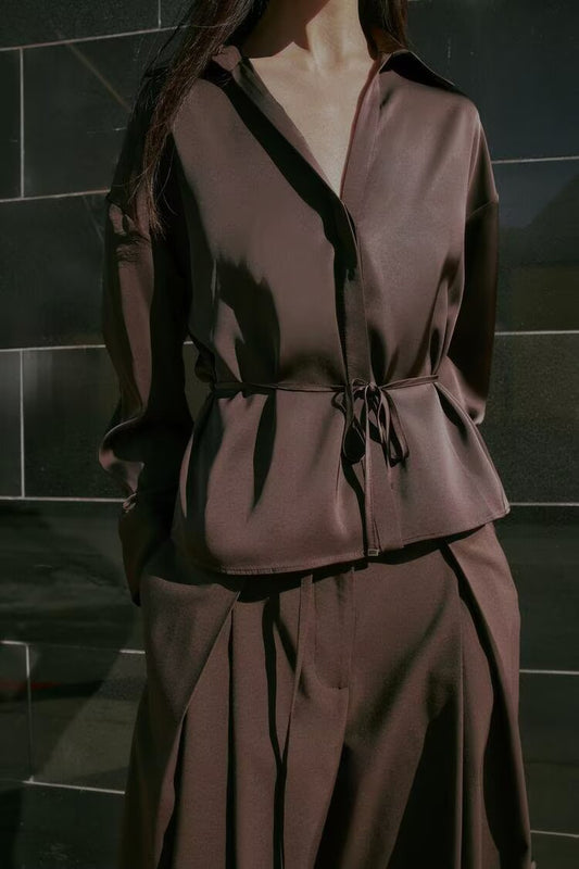 Camisa texturizada de satén de seda a juego con cinturón para mujer Verano