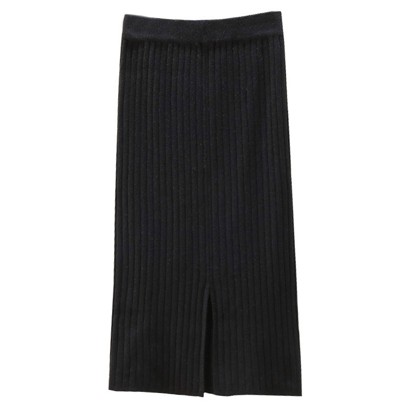 Jupe tricotée femme automne-hiver avec pull, taille haute, mi-longue, en laine épaisse fendue sur les hanches.