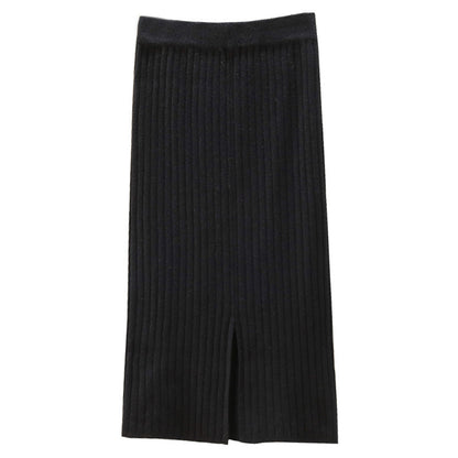 Jupe tricotée femme automne-hiver avec pull, taille haute, mi-longue, en laine épaisse fendue sur les hanches.