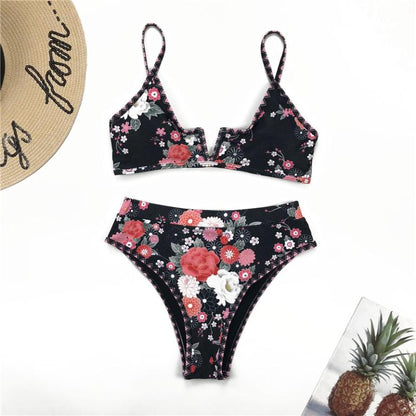 Bikini ajustado sin tirantes con lunares negros