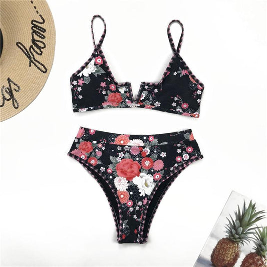 Bikini ajustado sin tirantes con lunares negros