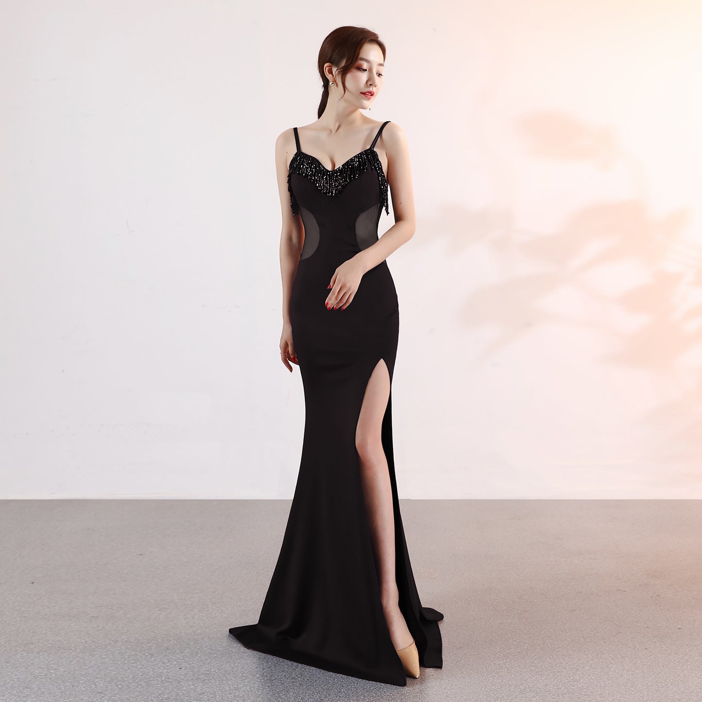 Robe de soirée longue et sexy à décolleté plongeant en V, coupe ajustée et fente, idéale pour les soirées en boîte de nuit ou les performances mondaines.