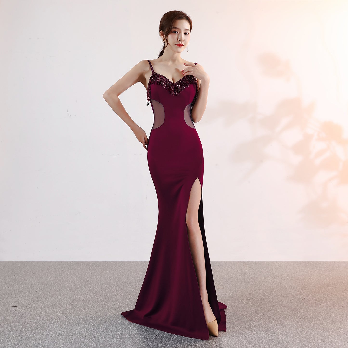 Robe de soirée longue et sexy à décolleté plongeant en V, coupe ajustée et fente, idéale pour les soirées en boîte de nuit ou les performances mondaines.