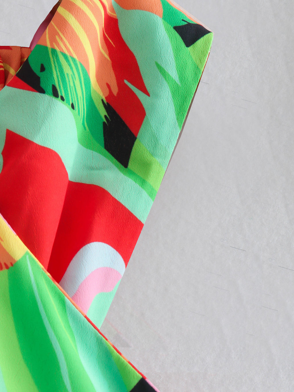 Vestido halter asimétrico irregular con estampado nuevo de verano a la moda