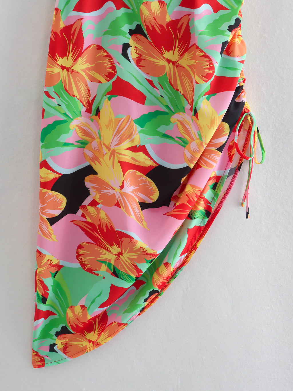 Vestido halter asimétrico irregular con estampado nuevo de verano a la moda
