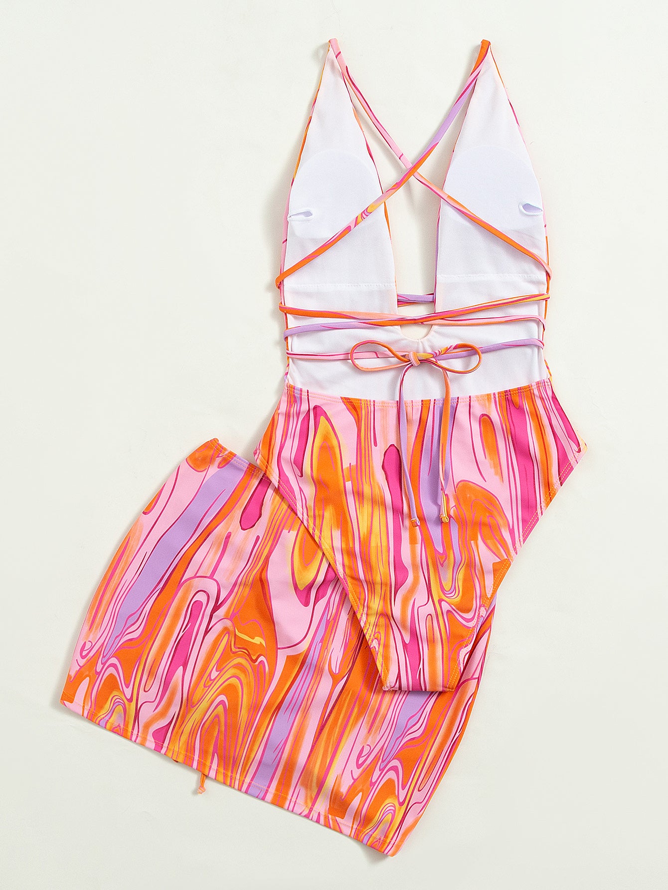 Traje de baño de una pieza con espalda descubierta y estilo retro con tiras y cuello halter.