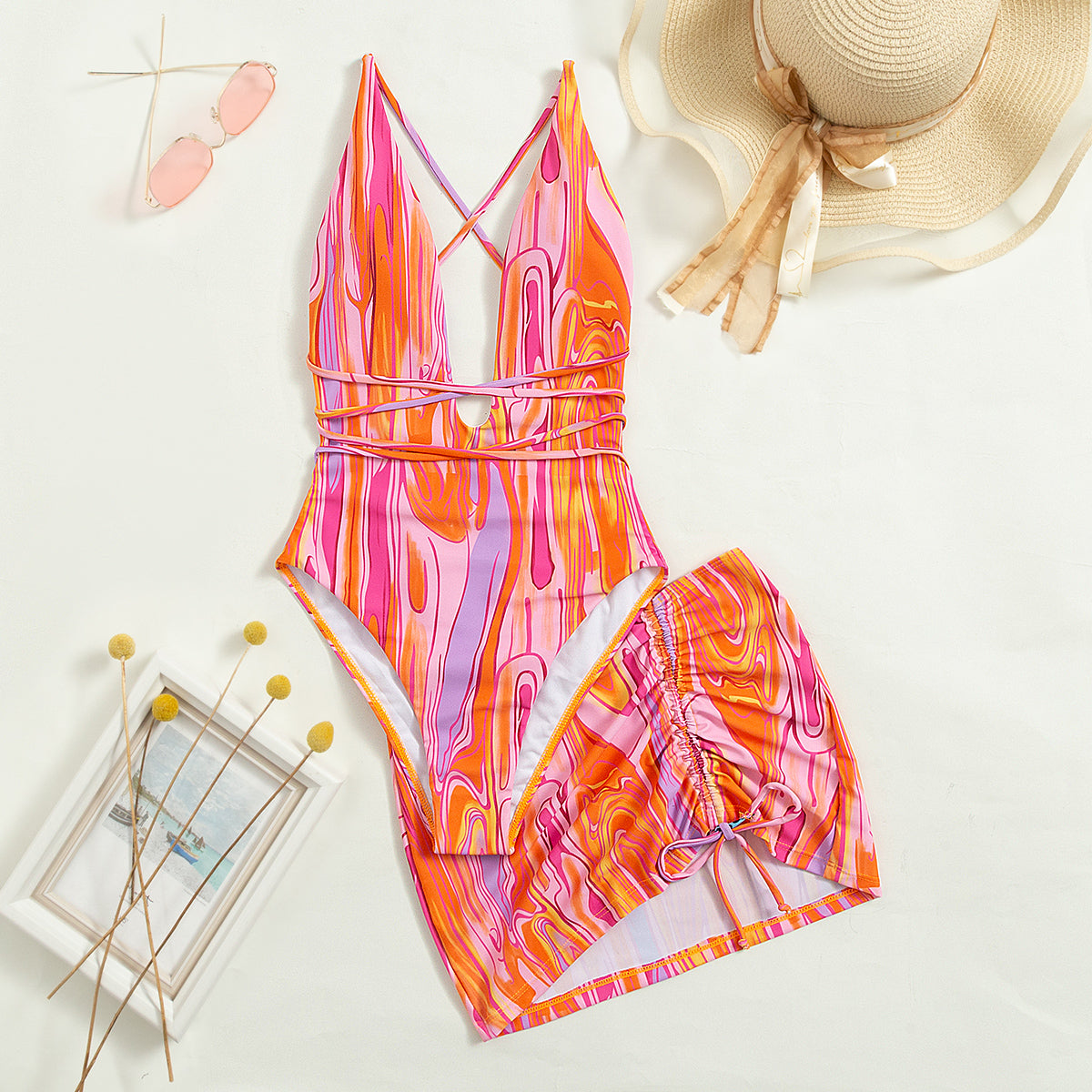 Traje de baño de una pieza con espalda descubierta y estilo retro con tiras y cuello halter.