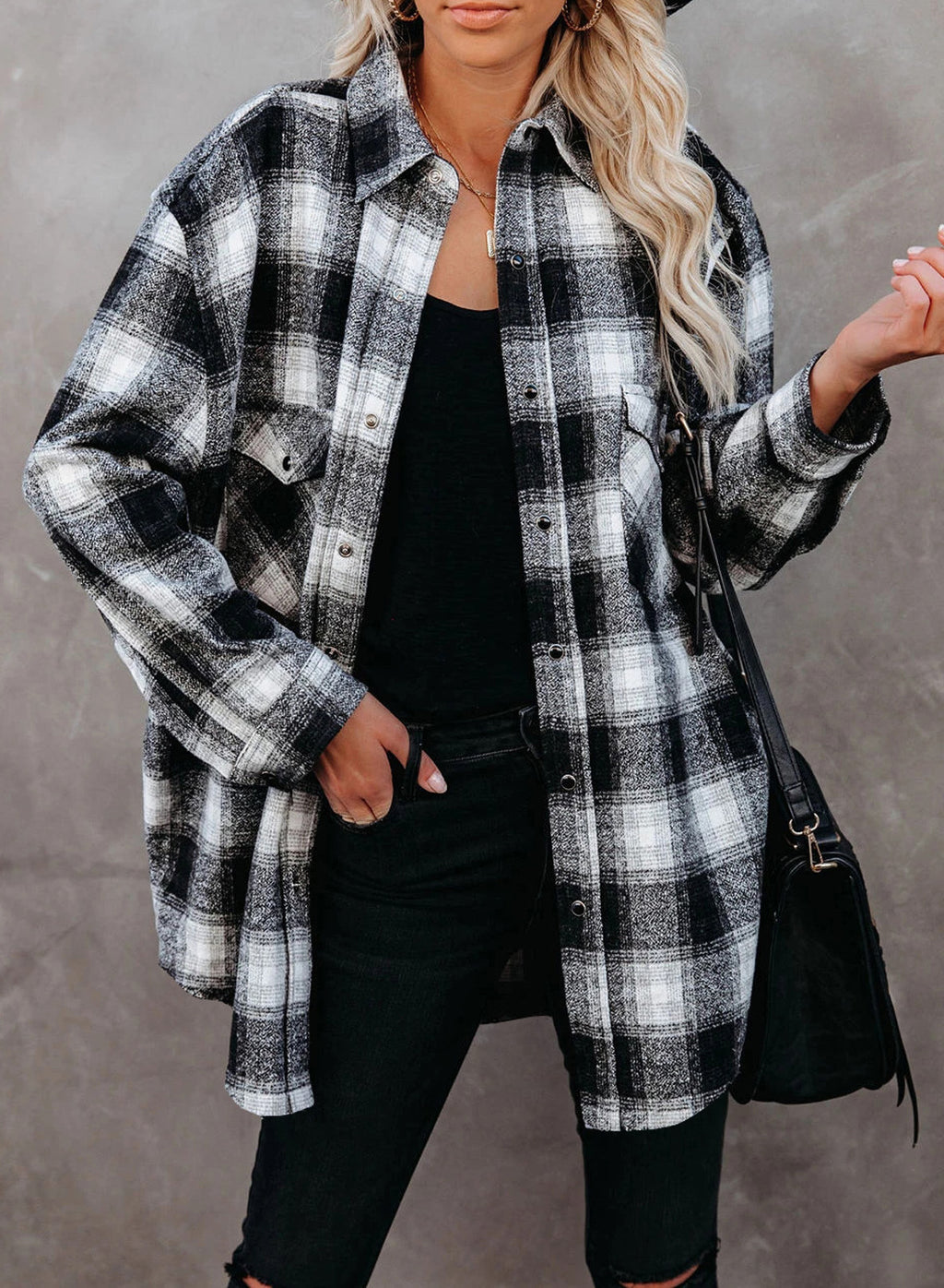 Chemise cardigan mi-longue à carreaux, col ample, style automne-hiver, pour femme.