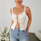 Top sexy dos nu à bretelles courtes et lacées, coutures mates et élastiques, dentelle ajourée, coupe courte.