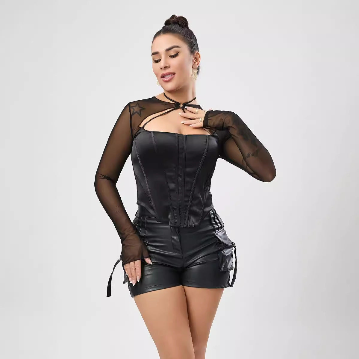 Top corto sexy con cremallera y abertura en el pecho, de satén microelástico y costuras de malla.