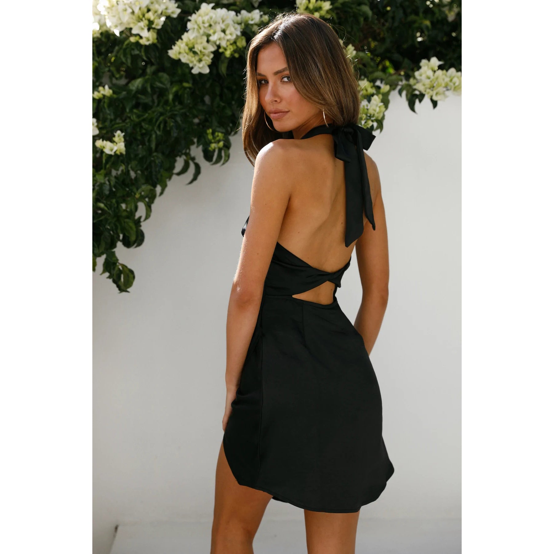 Vestido mini de satén liso con escote halter, espalda descubierta y abertura para mujer