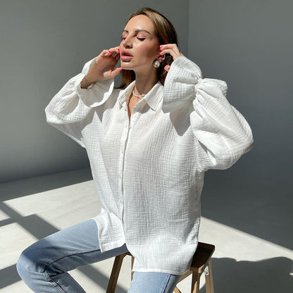 Chemise blanche décontractée à manches longues évasées pour femme, idéale pour l'automne.