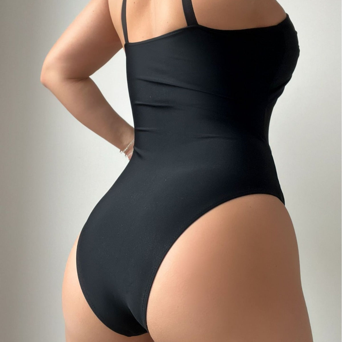 Traje de baño de una pieza con costura de malla, correa de hombro asimétrica irregular y color liso