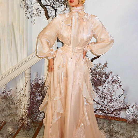 Robe d'été élégante et raffinée, style mondain français, col montant, manches bouffantes, taille plissée, cintrée, pour femme.
