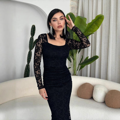 Robe maxi plissée élégante et tendance, ornée de dentelle et d'un col carré, idéale pour l'automne et l'hiver.