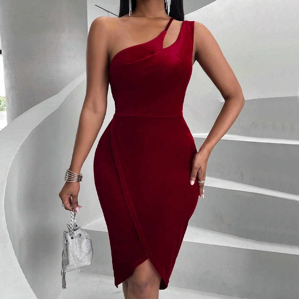 Vestido sexy de terciopelo ajustado con un solo hombro y diseño adelgazante.
