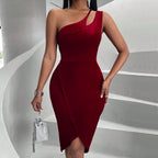 Vestido sexy de terciopelo ajustado con un solo hombro y diseño adelgazante.