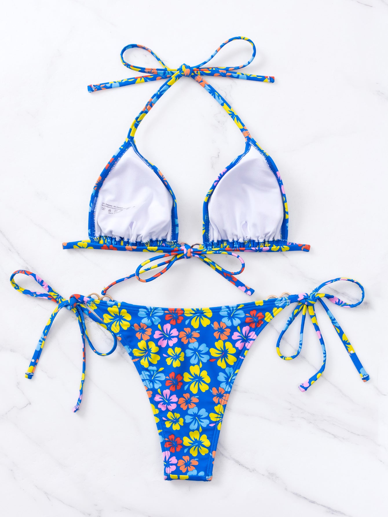 Bikini de triángulo con encaje y cuello halter sexy. Traje de baño con lazo.