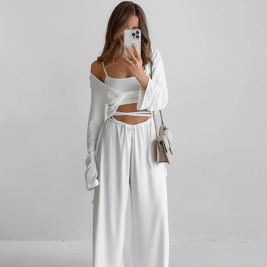 Conjunto de tres piezas de pijama cómodo de otoño con tirantes y pantalones de manga larga para el hogar.
