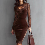 Robe sexy en dentelle transparente à manches longues et col en V, empiècements en dentelle à la taille et aux hanches.