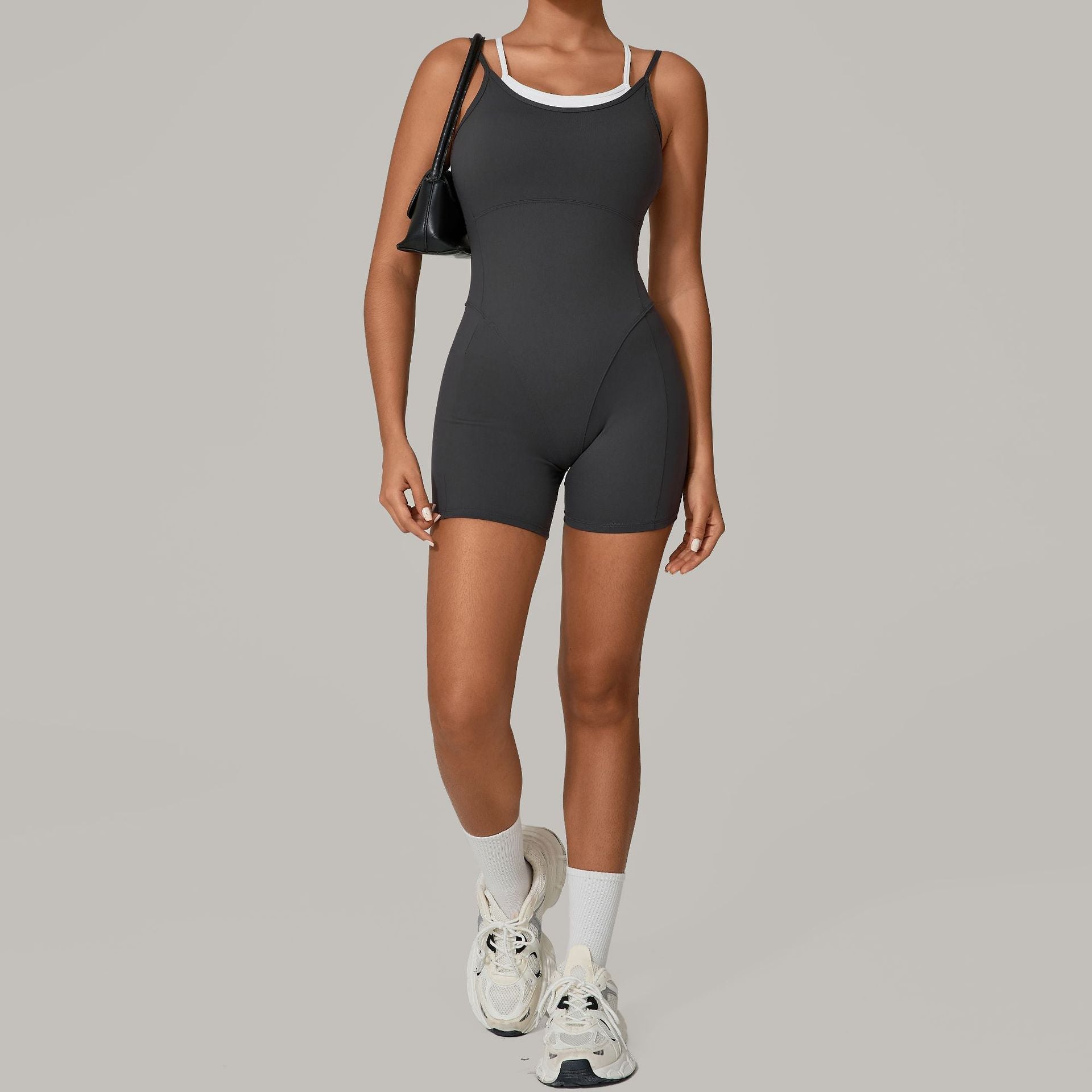 Mono deportivo de dos piezas con tirantes en color arena otoñal, sin espalda, para yoga y fitness al aire libre.