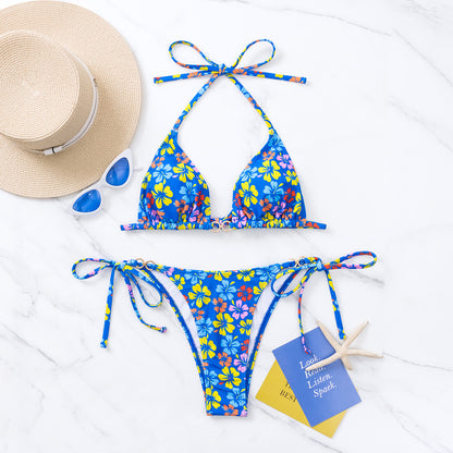 Bikini de triángulo con encaje y cuello halter sexy. Traje de baño con lazo.