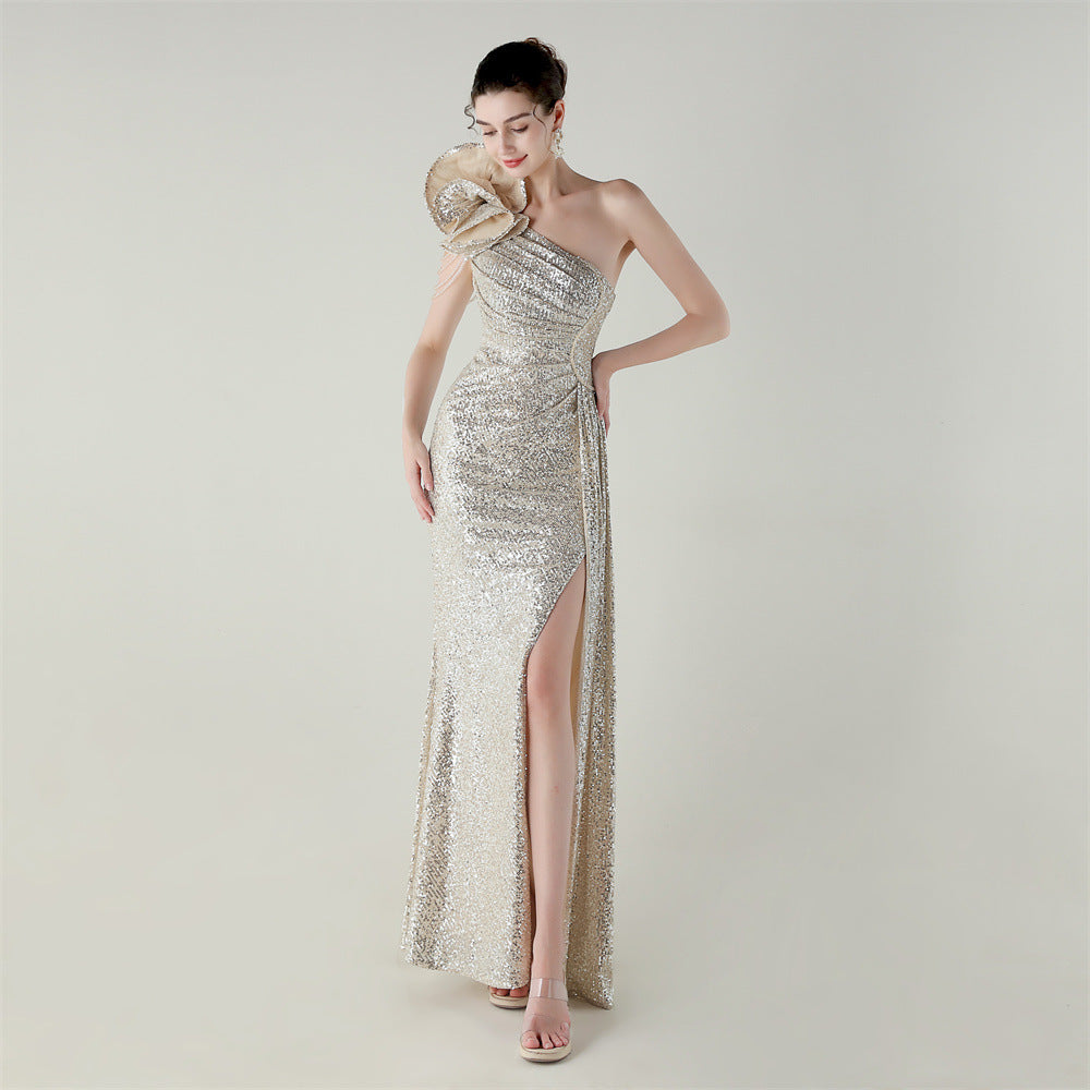 Robe de soirée asymétrique à col diagonal et queue de poisson, ornée de fleurs et de perles artisanales. Idéale pour un dîner, un mariage, une remise de prix ou une cérémonie.