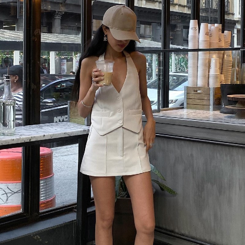 Ensemble d'été sexy pour femme : tailleur-pantalon court, gilet dos nu à fausses poches et jupe trapèze.