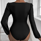 Mono negro con cuello en V y costuras de malla para mujer