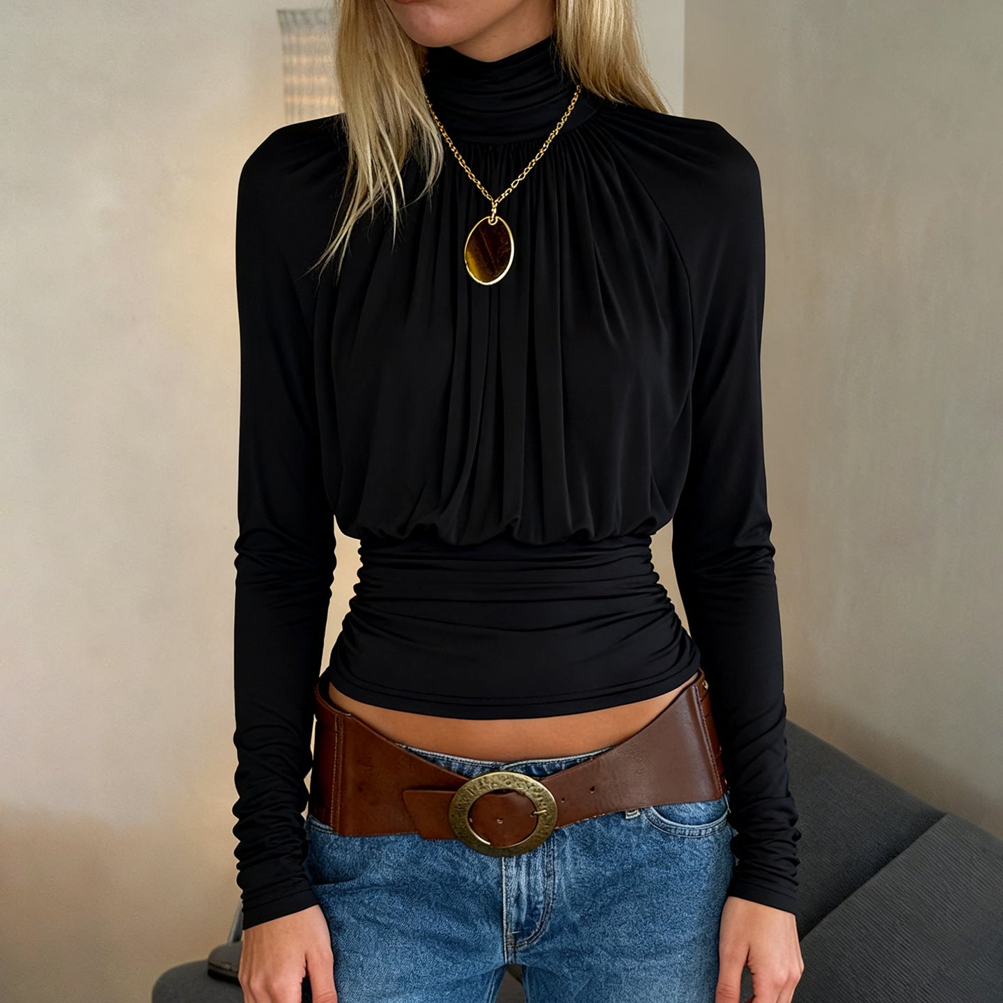 Camiseta negra oscura sexy con cuello alto y manga larga informal de cintura corta con control de adelgazamiento para mujer de otoño