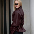 Abrigo de cuero retro rojo vino para otoño e invierno para mujer, chaqueta de cuero ajustada con cuello alto y manga larga, con cinturón y figura favorecedora.