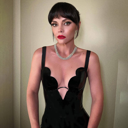 Robe de soirée noire à bretelles et fermeture éclair Furcal, décolleté en V sexy, ourlet asymétrique.