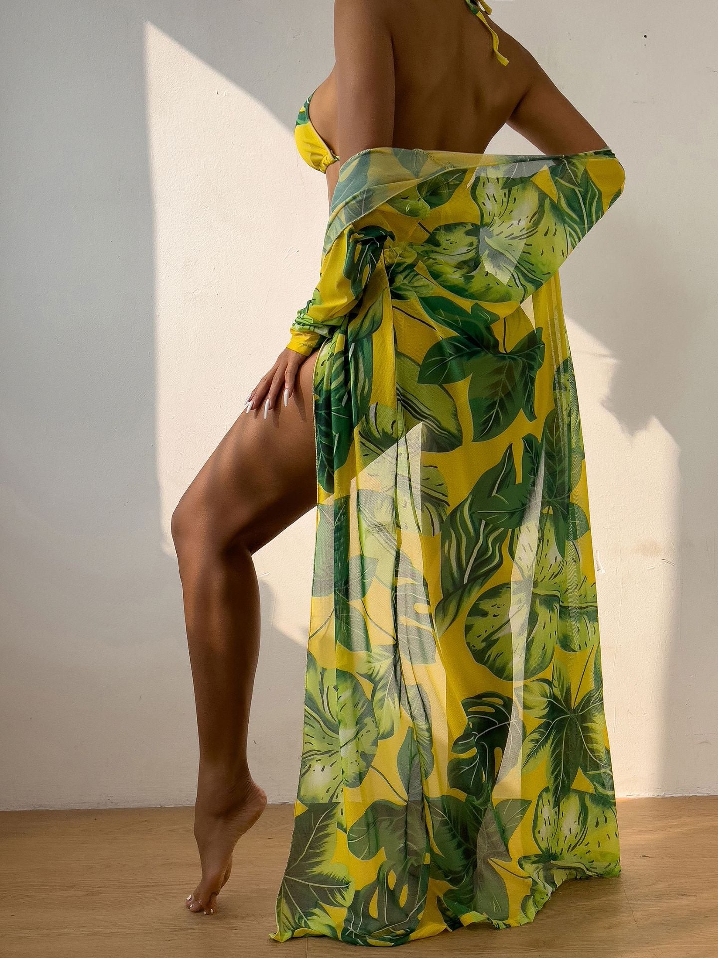 Traje de baño de bikini con estampado de tres piezas y chal de malla
