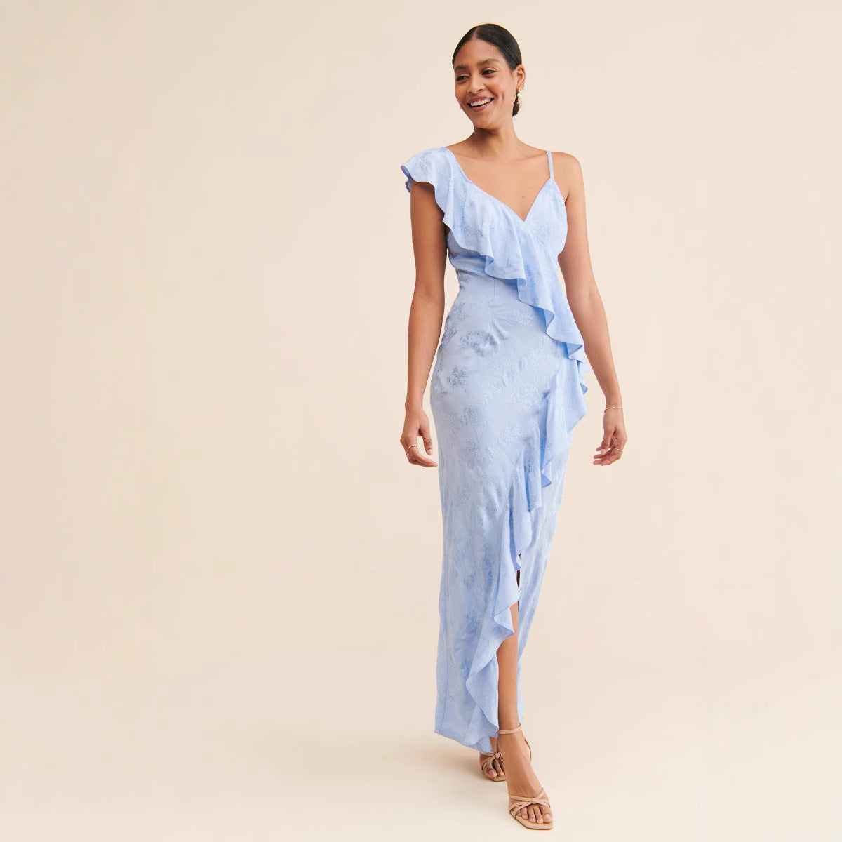 Vestido de primavera-verano sexy con tirantes, espalda descubierta y abertura alta para socialité.