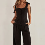 Conjunto de dos piezas de top bandeau negro con tirantes y cintura alta y pantalones anchos para primavera y verano