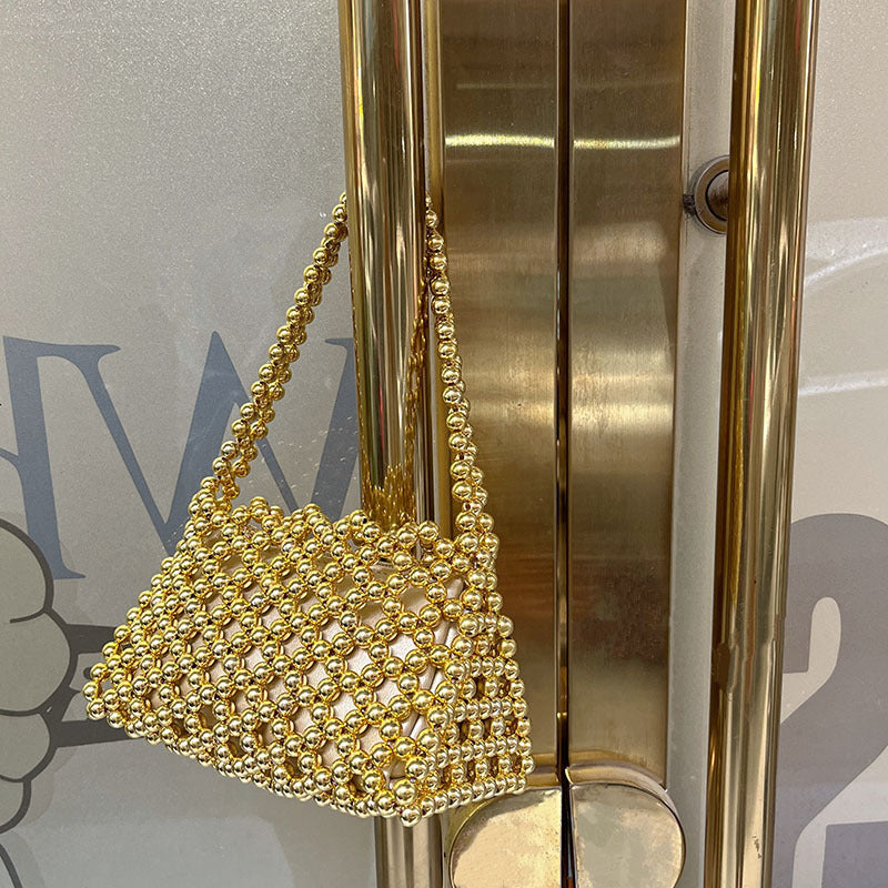 Bolso moderno, tejido a mano con cuentas y cristales brillantes, con aberturas, ideal para llevar debajo del brazo o con un solo hombro. 