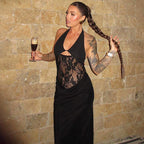 Robe longue fourreau sexy en dentelle découpée, dos nu et décolleté licou, idéale pour l'été. Coupe ajustée.