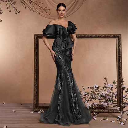 Robe de cocktail élégante à volants et sequins, dos nu, coupe sirène luxueuse, manches à volants, se terminant par un sac à dos. Idéale pour une soirée de remise de diplômes.
